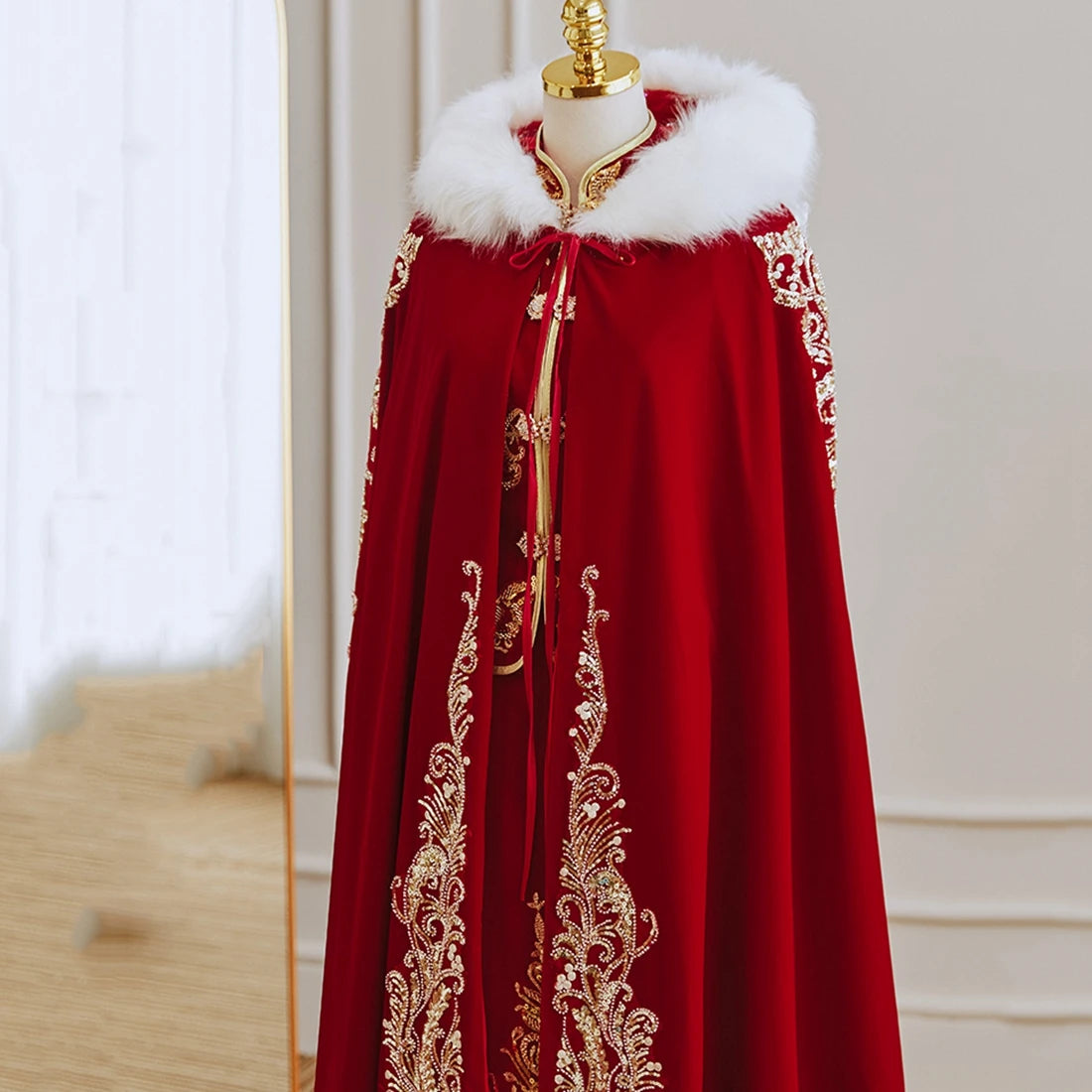 New Red Velvet Wedding Cloak with Appliqued Floral Design and Thick Fur Collar Customized