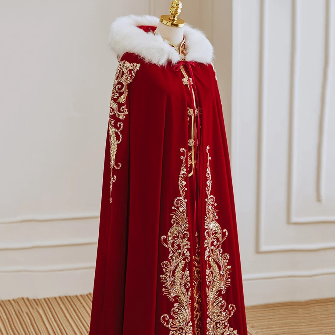 New Red Velvet Wedding Cloak with Appliqued Floral Design and Thick Fur Collar Customized
