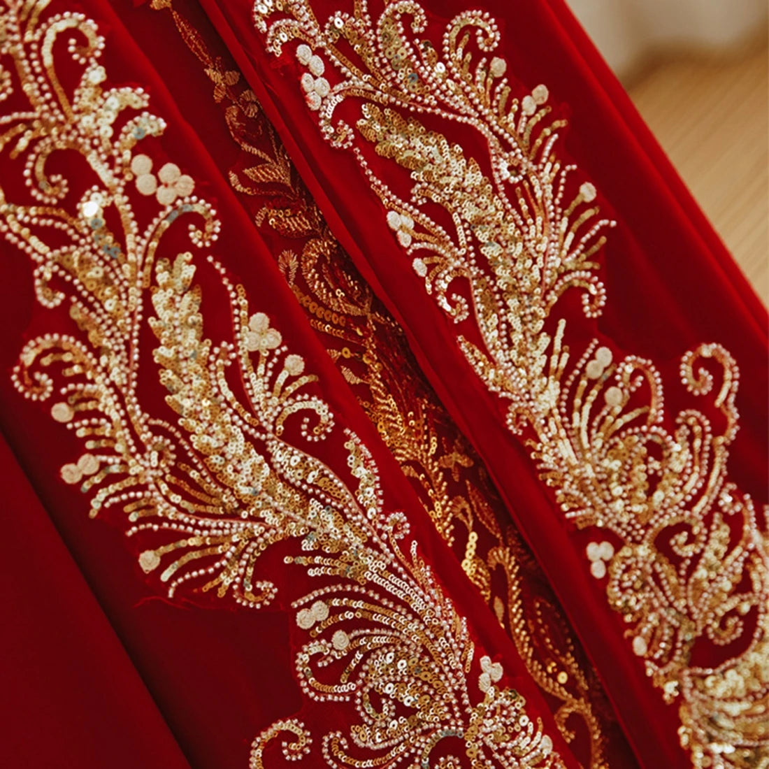 New Red Velvet Wedding Cloak with Appliqued Floral Design and Thick Fur Collar Customized