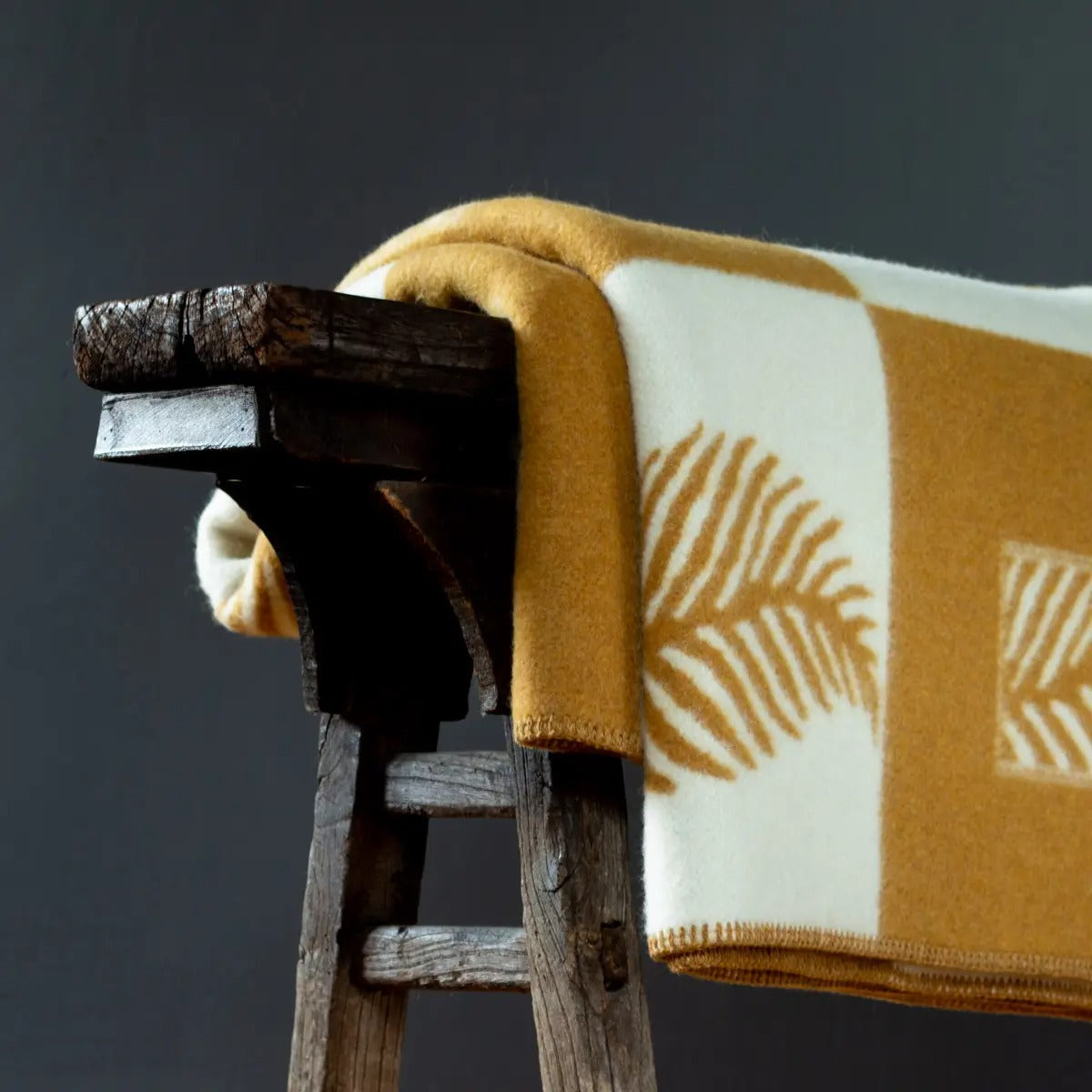 Merino Wool Bed Blanket – Leaf Pattern Throw – Double Size 200×220 cm – Ochre & White – Luxury Warm Blanket